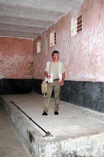 Denis SEZNEC en visite en Guyane dans le blockhaus où son grand père a séjourné.