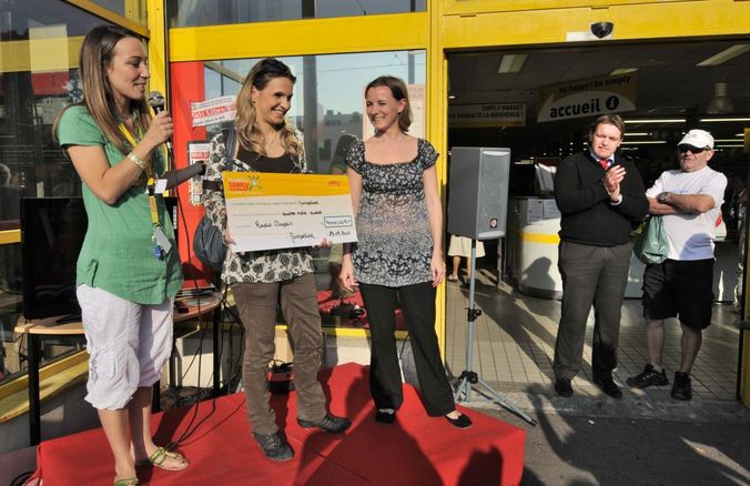 Laure Méravilles reçoit le chèque entourée d'Adeline Le Floch à droite et de Claudia Bouvresse, relais citoyen du magasin. Laure Méravilles reçoit le chèque entourée d'Adeline Le Floch à droite et de Claudia Bouvresse, relais citoyen du magasin.