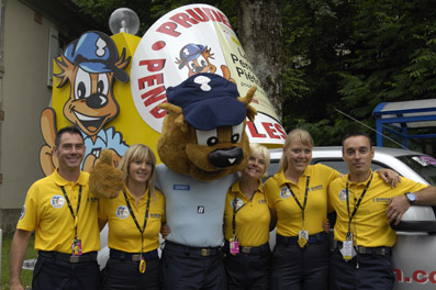 Une partie de l'équipe du service information de la Gendarmerie sur leTour avec Gendy. © photo Yvan Marcou Une partie de l'équipe du service information de la Gendarmerie sur leTour avec Gendy. © photo Yvan Marcou