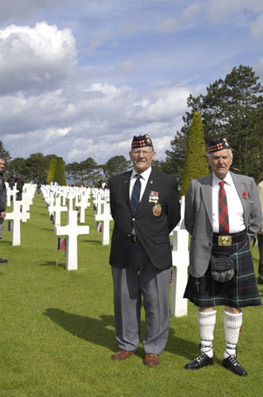 Véterans au cimetière américain de Colleville-sur-Mer © photo Yvan Marcou Véterans au cimetière américain de Colleville-sur-Mer © photo Yvan Marcou