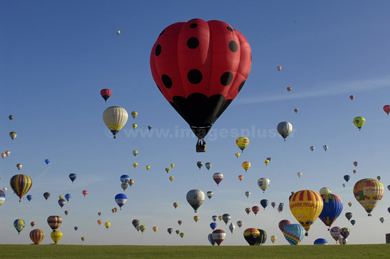 Record du monde d'envol en ligne avec 329 montgolfières © photo Yvan Marcou