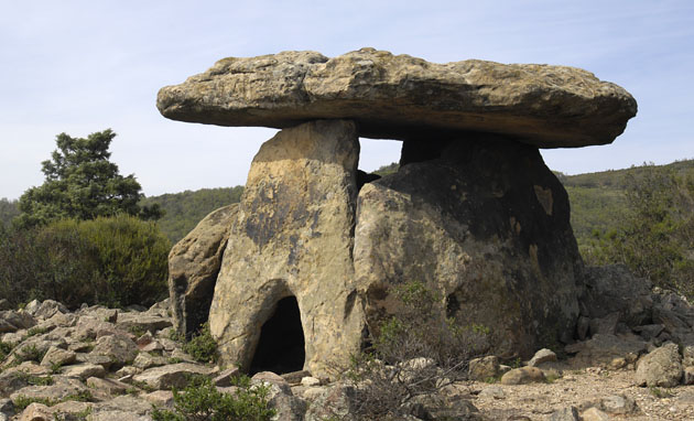 Dolmen de Coste-Rouge visible sur le site du Prieuré Saint-Michel de Grandmont