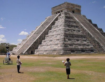 Un conducteur de tricycle, équipé de caméra, tourne autour d’un temple de Chichen Itza. L’imagerie est ensuite incorporée à Google Street View.