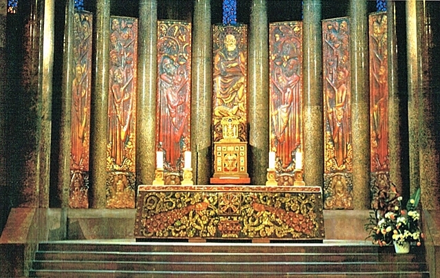 Retable de l'église Sainte-Odile - Apocalypse selon saint Jean - cuivre repoussé émaillé (1938-1945) .....  3,17m x 0,76m - photo collection privée