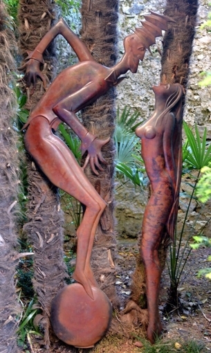 L'acrobate à la boule - cuivre repoussé - photo Yvan Marcou L'acrobate à la boule - cuivre repoussé - photo Yvan Marcou