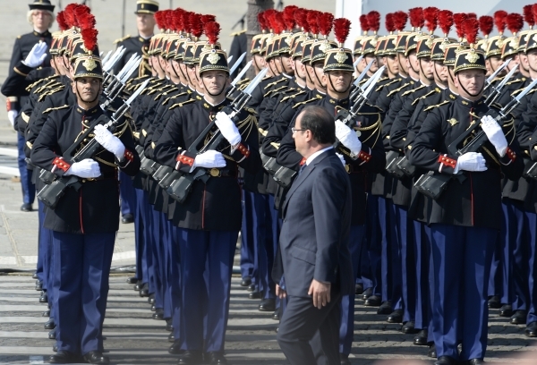 Honneurs rendus au Président de la République par la garde répubicaine. photo Yvan Marcou