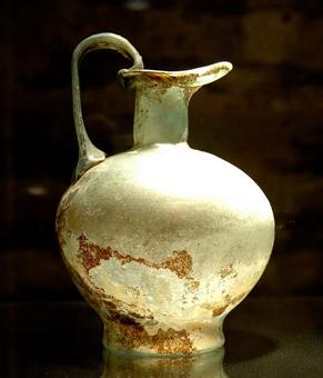 Cruche en verre - 2000 an AVJC. Cruche en verre - 2000 an AVJC.