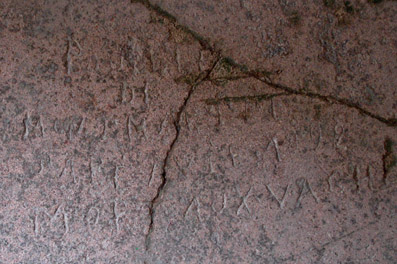 Graffiti d'une cellule du Camp de la Transportation de Saint-Laurent-du-Maroni. BOUILLE de Montmartre - Raté à vie 1892 - MORT AUX VACHES