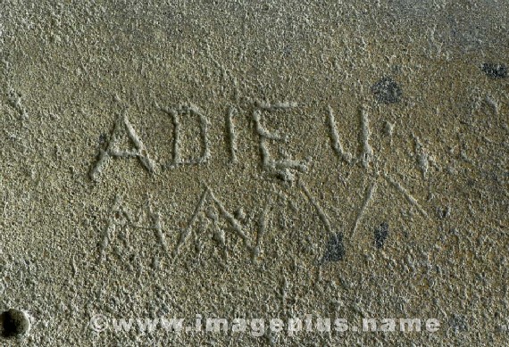 ADIEU MAMAN - Gravure relevée sur le sol d'une cellule du quartier spécial de la réclusion de Saint-Laurent-du-Maroni, réservé aux condamnés à mort. ADIEU MAMAN - Gravure relevée sur le sol d'une cellule du quartier spécial de la réclusion de Saint-Laurent-du-Maroni, réservé aux condamnés à mort.
