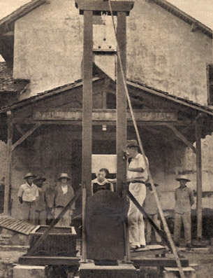 La guillotine du bagne de Saint-Laurent-du-Maroni devant le TMS en 1939, identifiée en juin 2009. La guillotine du bagne de Saint-Laurent-du-Maroni devant le TMS en 1939, identifiée en juin 2009.