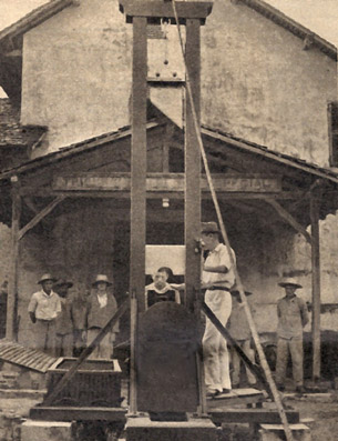 La guillotine du bagne de Saint-Laurent-du-Maroni devant le TMS en 1939, identifiée en juin 2009.