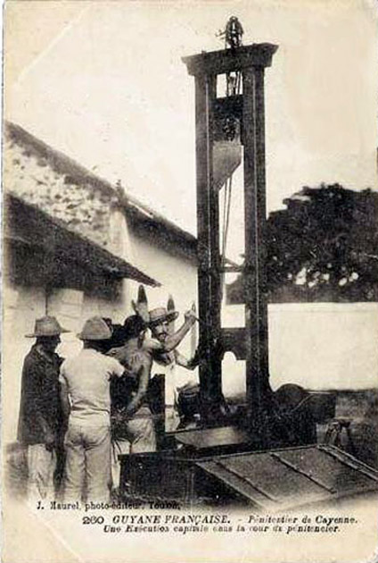 Compte tenu des informations recueillies en juillet 2009, cette guillotine serait celle du bagne des Iles du Salut (photo réalisée vers 1904).