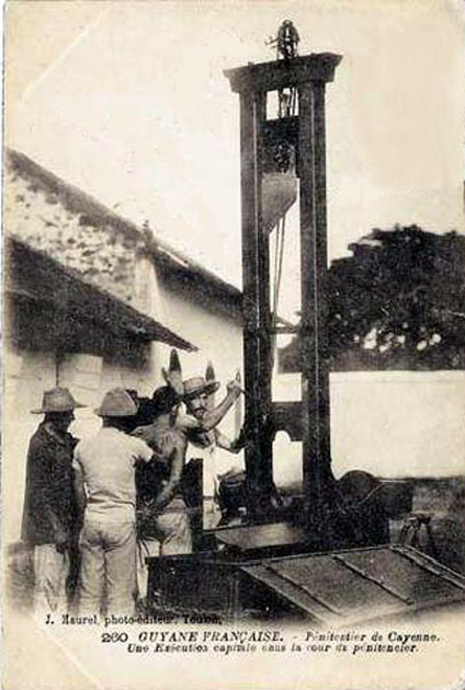 Compte tenu des informations recueillies en juillet 2009, cette guillotine serait celle du bagne des Iles du Salut (photo réalisée vers 1904). Compte tenu des informations recueillies en juillet 2009, cette guillotine serait celle du bagne des Iles du Salut (photo réalisée vers 1904).