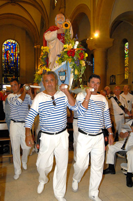 Saint Pierre sur sa barque porté par des jouteurs © Yvan Marcou