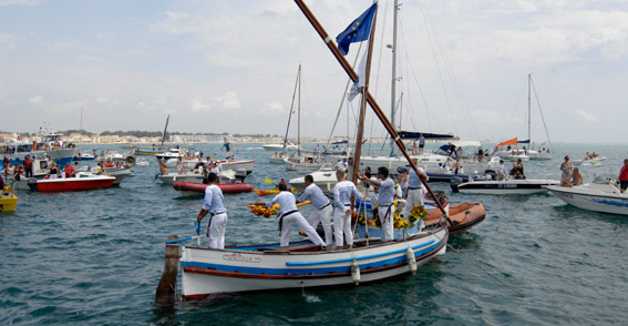 Saint Pierre sur la catalane Altaïr pour la bénédiction à la mer © Yvan Marcou