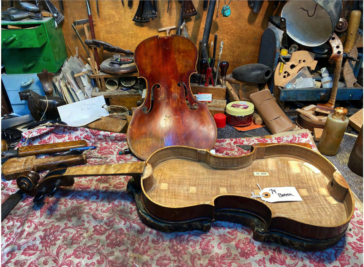Le violon de Ziegbert Bernheim en cours de restauration dans l’atelier d’Amnon Weinstein. © Merav Vonshak.