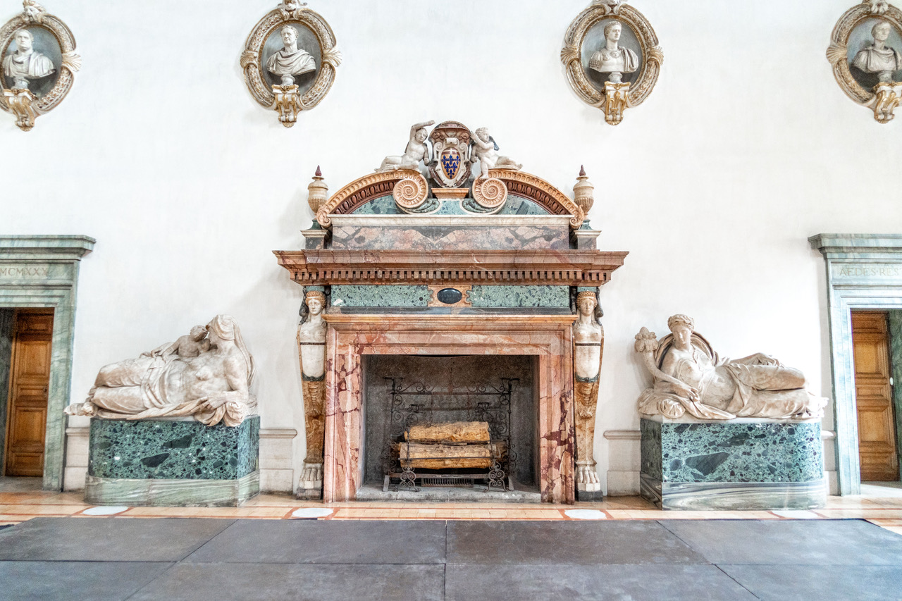 ROME - Début des travaux de restauration de la cheminée et des statues du salon d’Hercule au Palais Farnèse