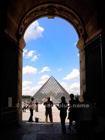 006-Cour du Louvre-A.jpg